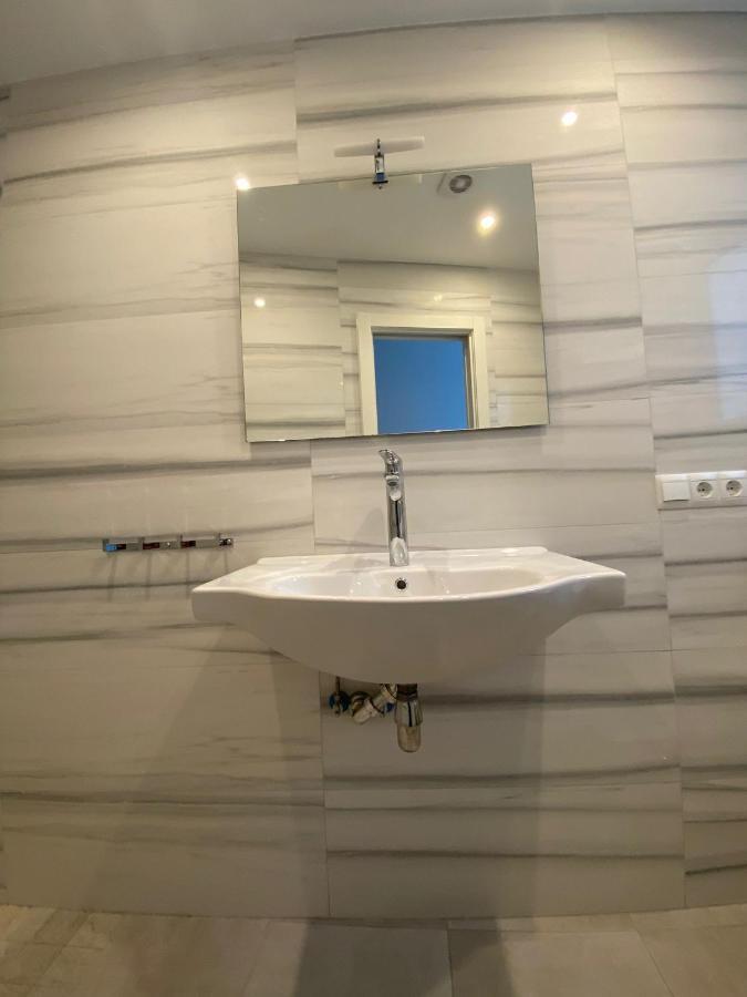 Villa New Townhouse In The Heart Of Nerja With Jacuzzi Exterior foto