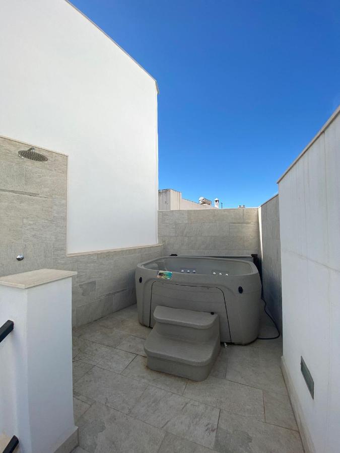 Villa New Townhouse In The Heart Of Nerja With Jacuzzi Exterior foto